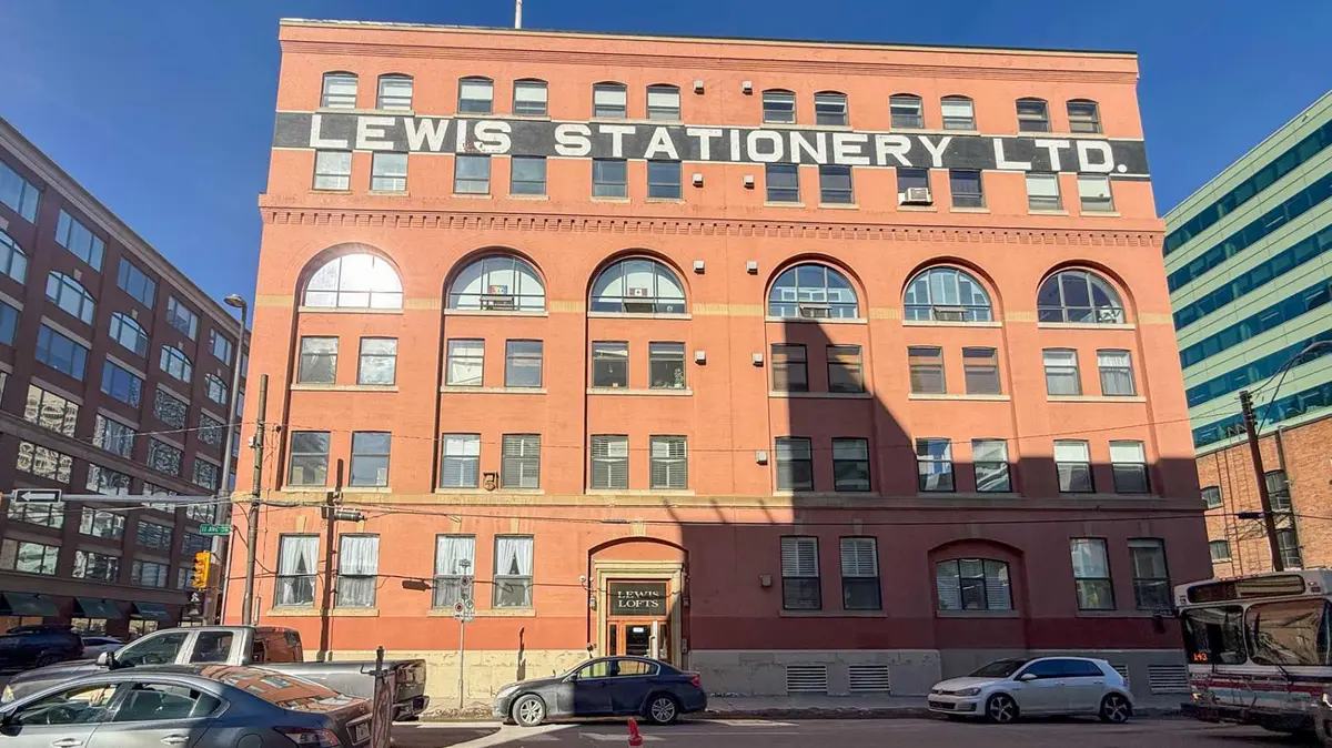 240 11 AVE SW #409, Calgary, AB T2R 0C3