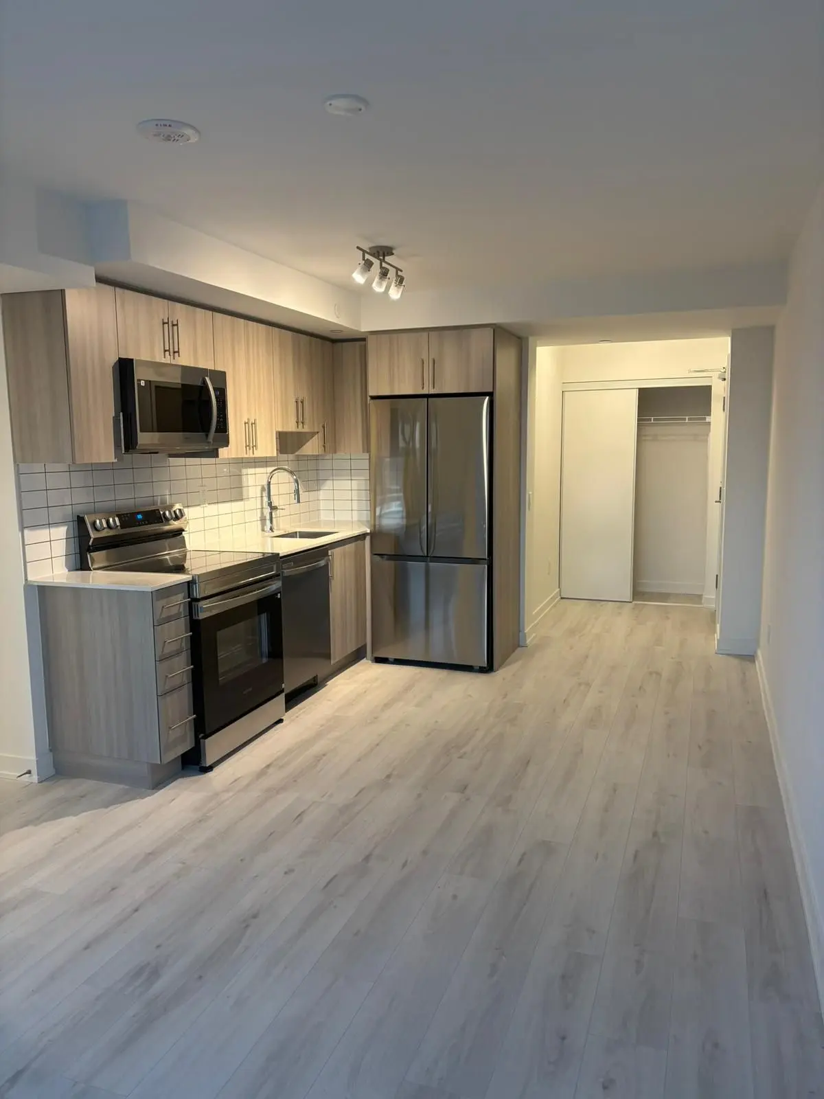 1010 Sandy Beach RD #1102, Pickering, ON L1W 0C7