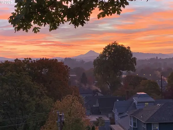 6521 S CORBETT AVE, Portland, OR 97239