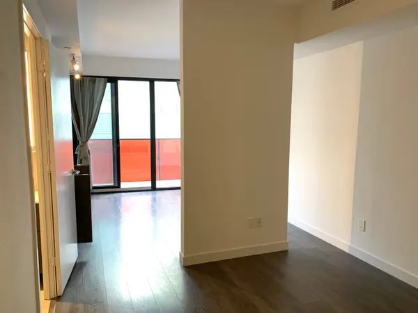 215 Queen ST W #2106, Toronto C01, ON M5V 0P5