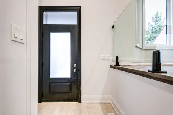 195 Danforth RD, Toronto E06, ON M1L 3X1