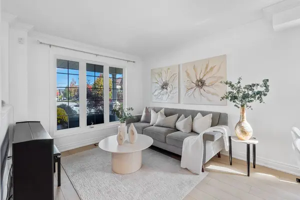 2182 Meadowglen DR, Oakville, ON L6M 4C9