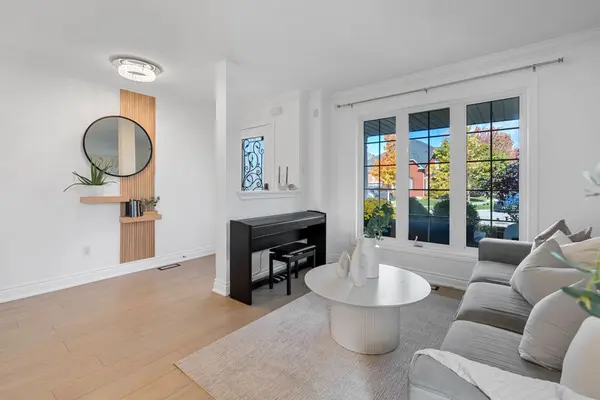 2182 Meadowglen DR, Oakville, ON L6M 4C9