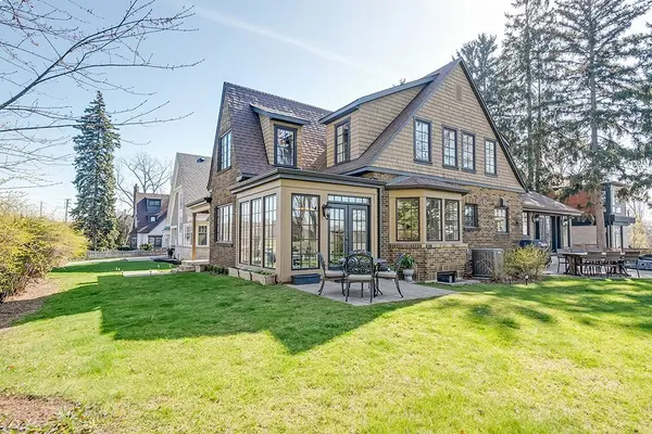 1050 Mohawk RD, Burlington, ON L7T 3M6
