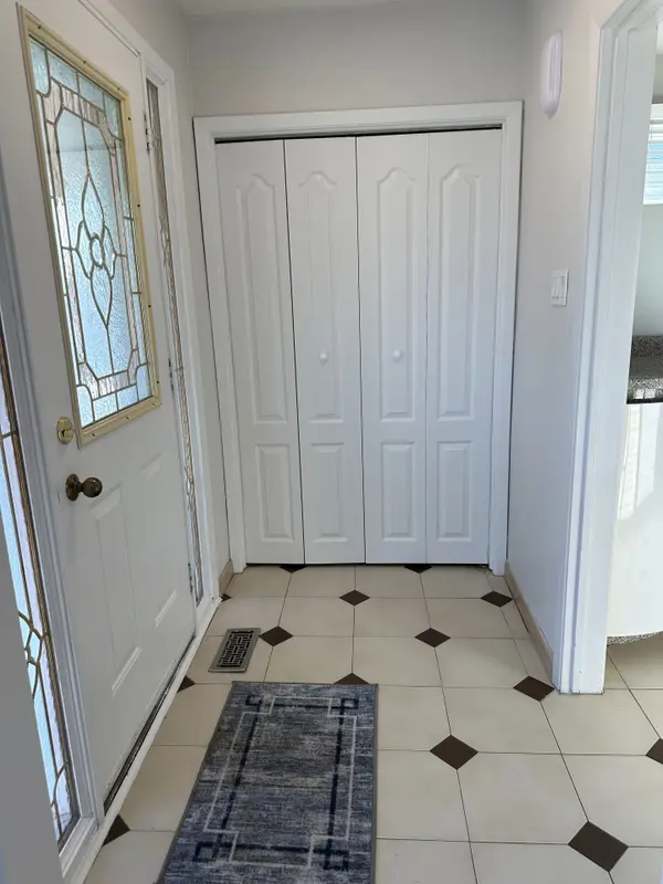 1590 Coram CRES #Main, Mississauga, ON L4X 1K9