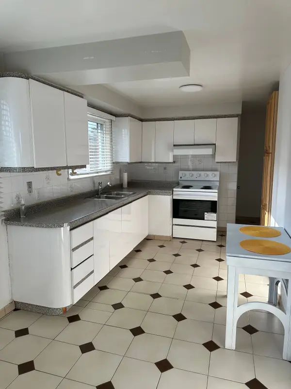 1590 Coram CRES #Main, Mississauga, ON L4X 1K9