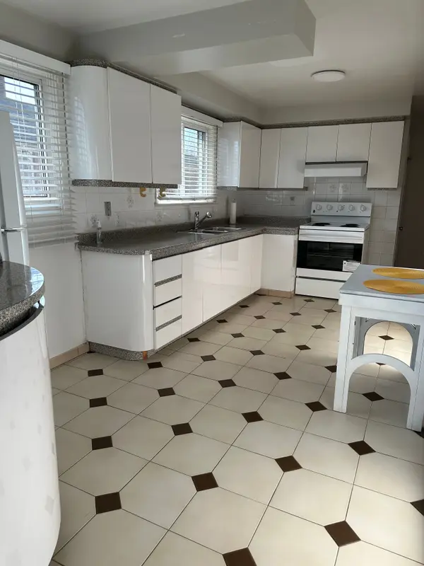 1590 Coram CRES #Main, Mississauga, ON L4X 1K9