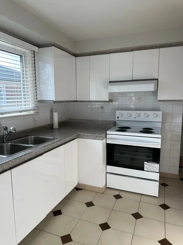 1590 Coram CRES #Main, Mississauga, ON L4X 1K9