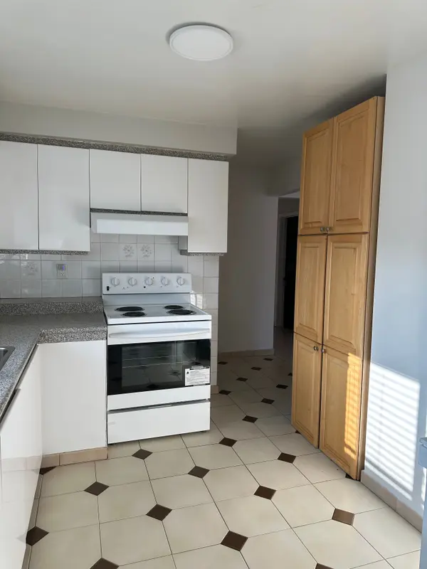 1590 Coram CRES #Main, Mississauga, ON L4X 1K9