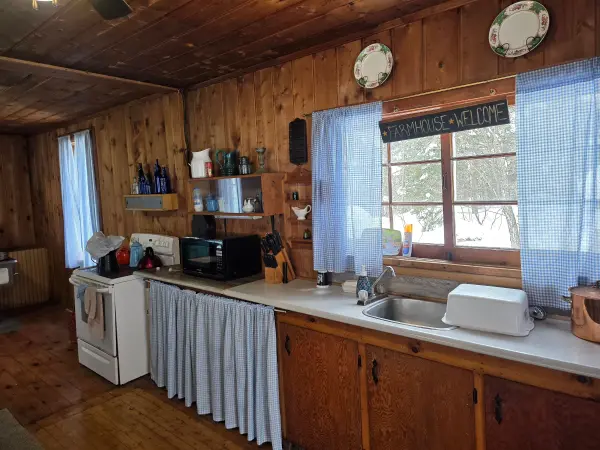 231 KAY RD W, Huntsville, ON P0B 1L0