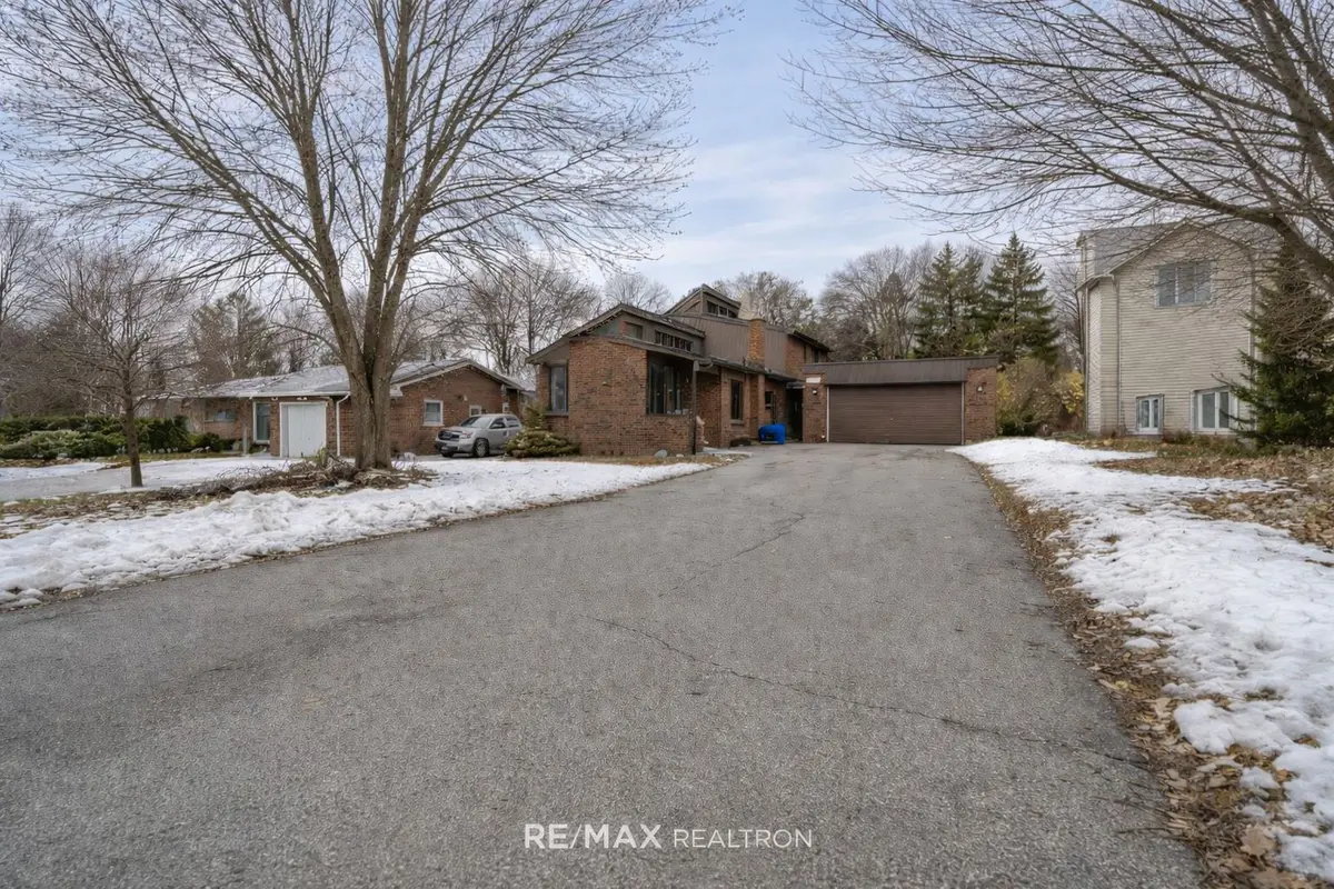 1015,1025,1029 Davis Dr DR, Newmarket, ON L3Y 2R8
