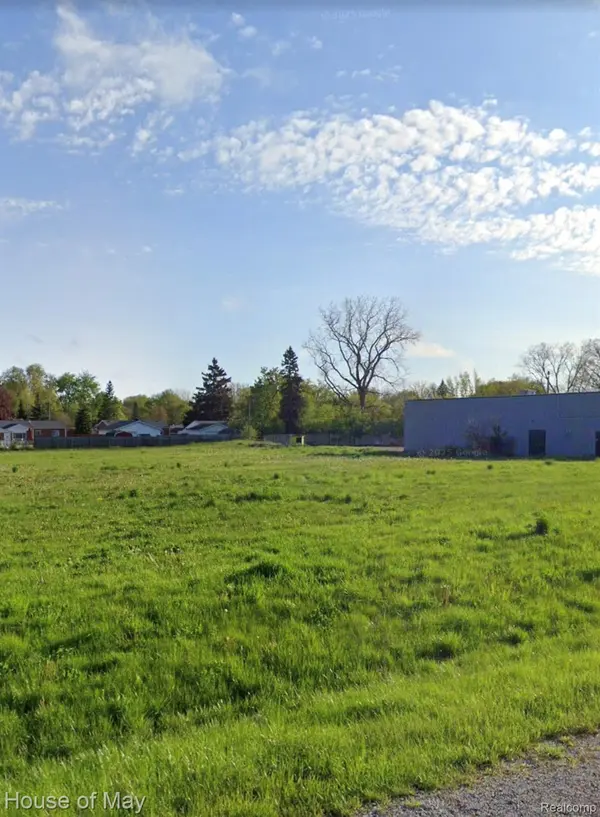 2051 W MAPLE AVE, Flint Twp, MI 48507