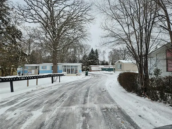 4403 Davison RD, Burton, MI 48509