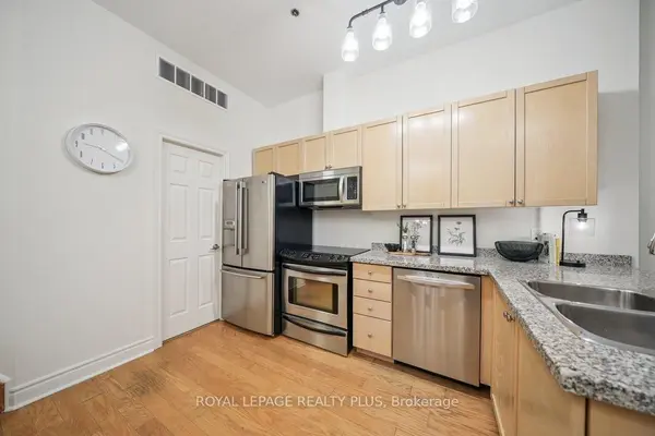 71 McCaul ST #121, Toronto C01, ON M5T 2X1