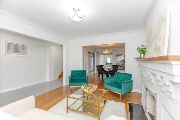 323 Lauder AVE, Toronto C03, ON M6E 3H7