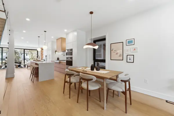 290 Waverley RD, Toronto E02, ON M4L 3T6