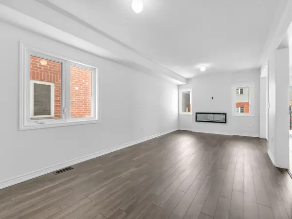 10 Wayne Allison DR, Georgina, ON L0E 1R0