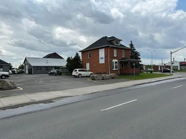 1360 Rymal RD E, Hamilton, ON L8W 3N1