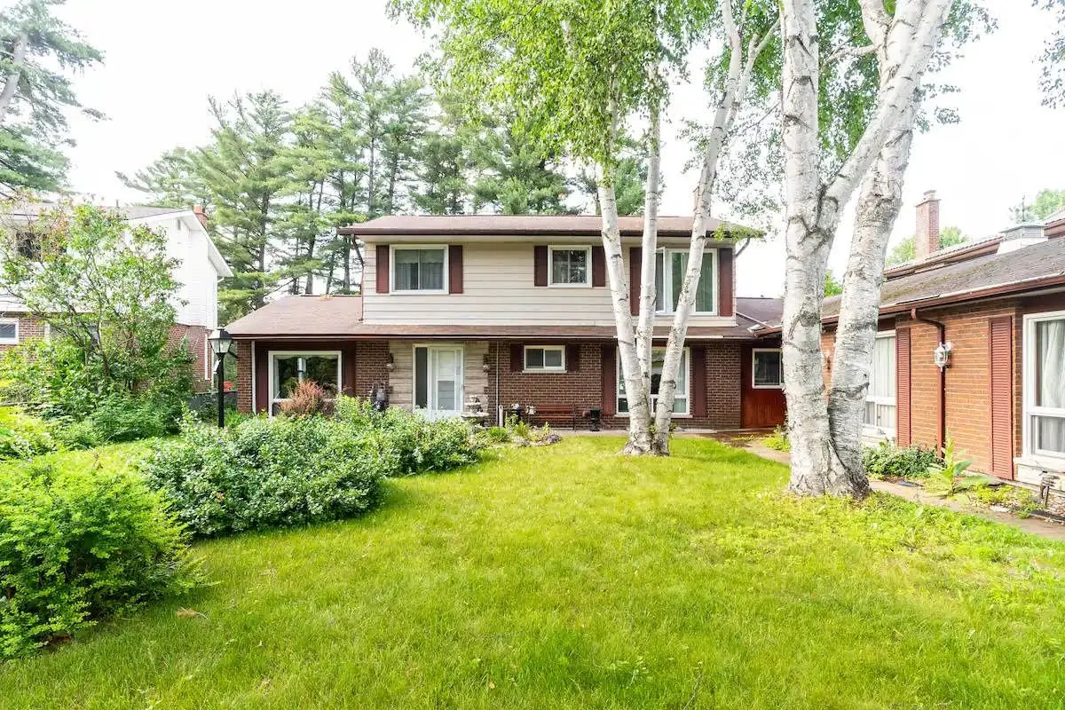 570 Phillip ST E, Gravenhurst, ON P1P 1M3