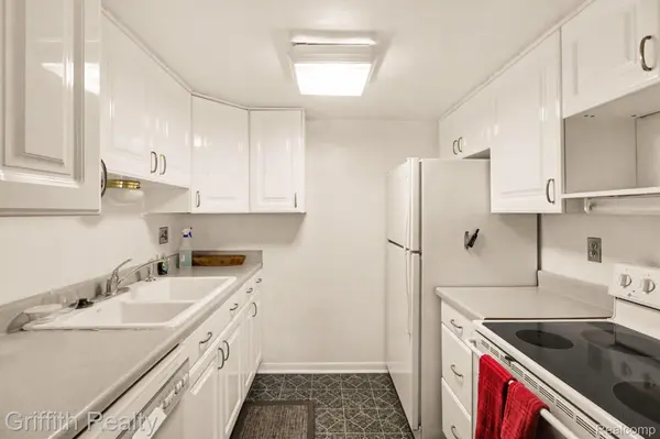 25231 Potomac DR #2, South Lyon, MI 48178