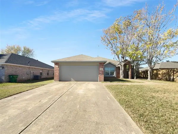 104 Crown Drive,  Rhome,  TX 76078