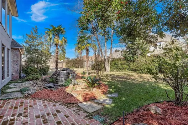 1069 Waters Edge Circle, Shreveport, LA 71106