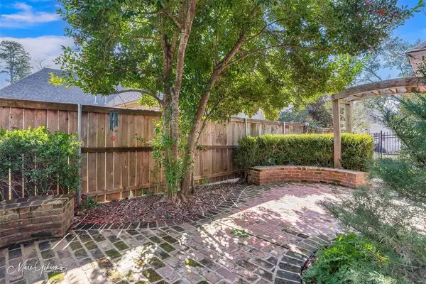 1069 Waters Edge Circle, Shreveport, LA 71106