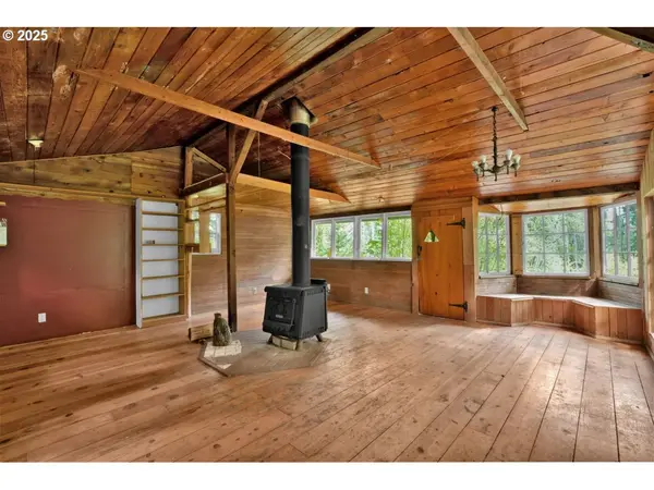 38220 BOSCAGE LN, Springfield, OR 97478