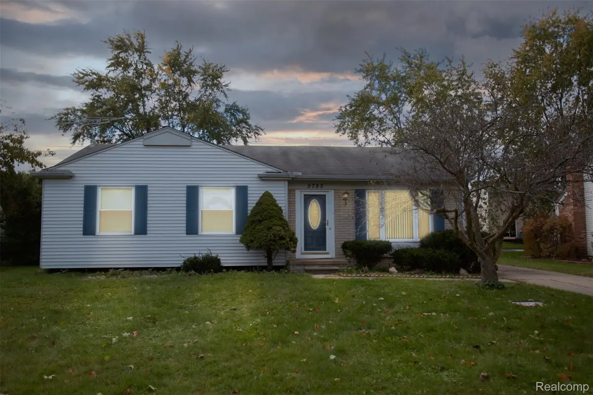 5783 Williamsburg CT, Waterford Charter Township, MI 48327