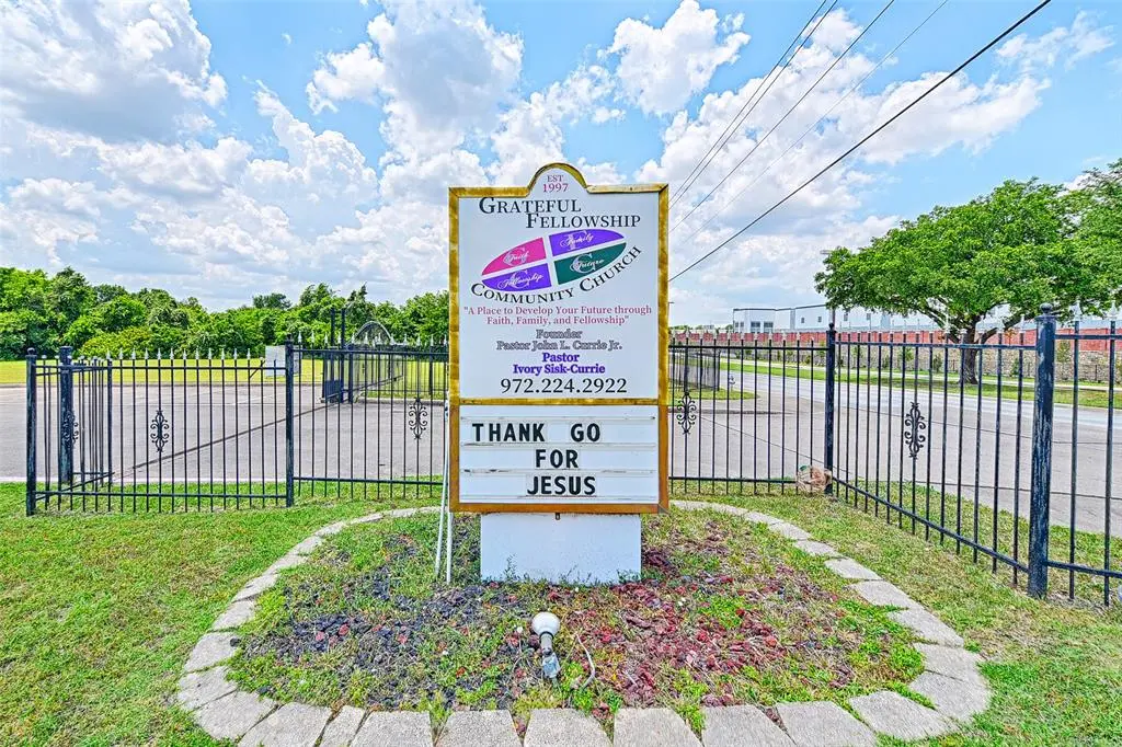 1012 E Wintergreen Road, Desoto, TX 75115