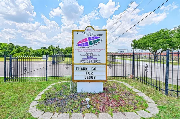 1012 E Wintergreen Road, Desoto, TX 75115