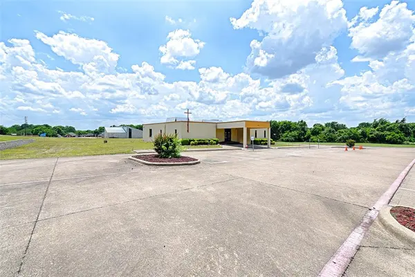 1012 E Wintergreen Road, Desoto, TX 75115