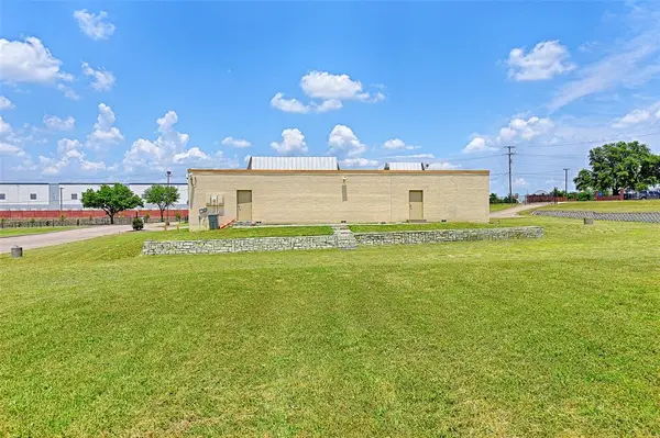 1012 E Wintergreen Road, Desoto, TX 75115