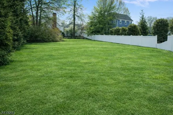 8 Hedges Ave, Chatham Boro, NJ 07928