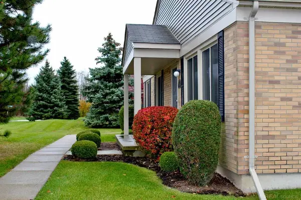 44666 Connecticut CT, Clinton Twp, MI 48038