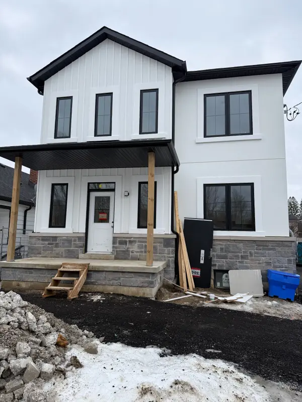 19 Cousins DR #2, Aurora, ON L4G 1B2