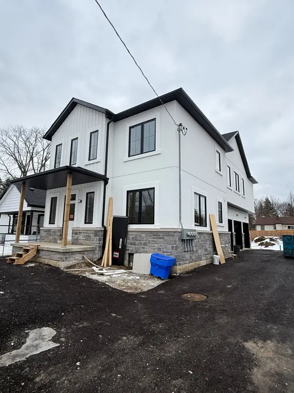 19 Cousins DR #2, Aurora, ON L4G 1B2