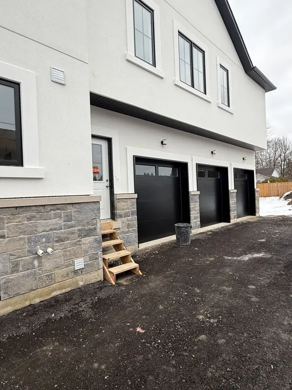 19 Cousins DR #2, Aurora, ON L4G 1B2