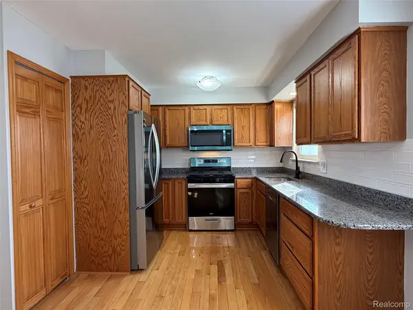 429 Cambridge AVE, South Lyon, MI 48178