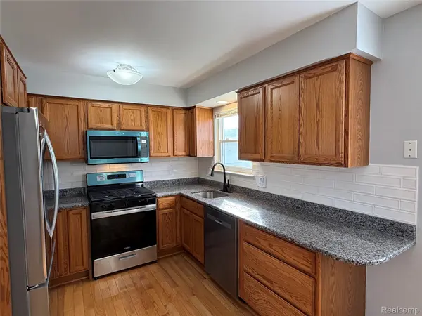 429 Cambridge AVE, South Lyon, MI 48178