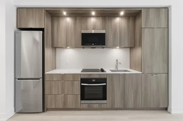 25 Cordova AVE #313, Toronto W08, ON M9A 0E5