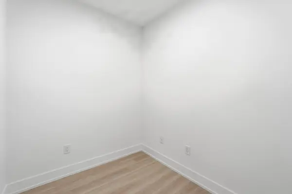 25 Cordova AVE #313, Toronto W08, ON M9A 0E5