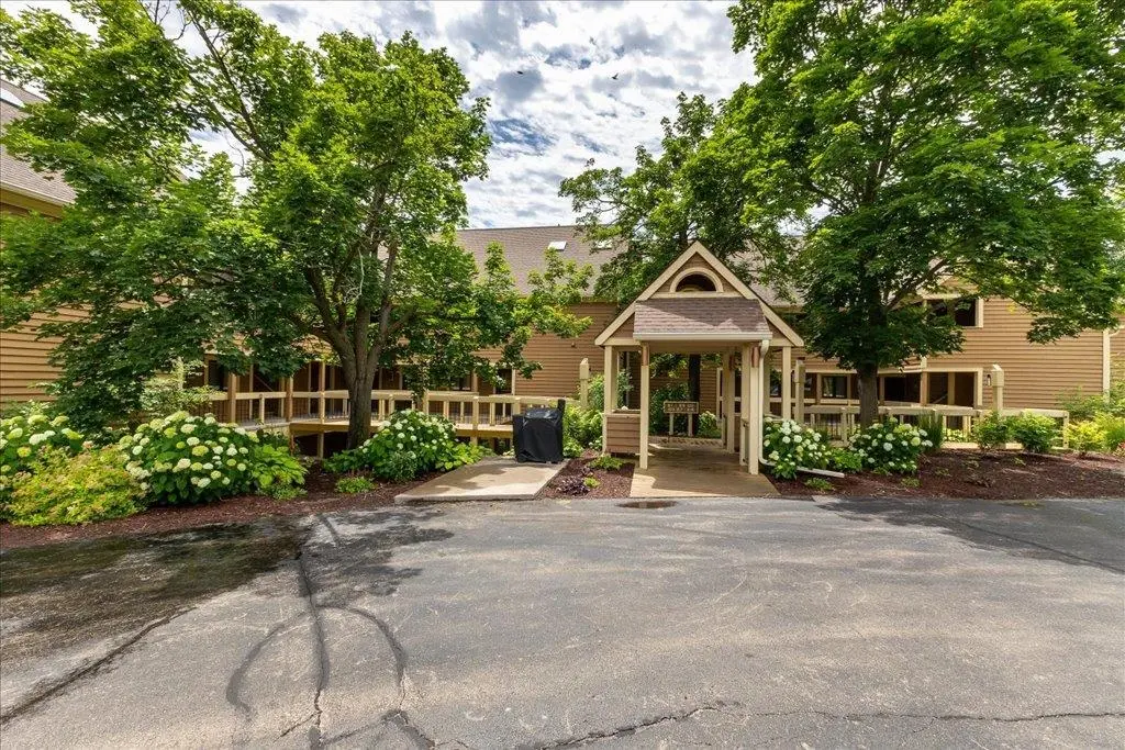 B2 Long Bay Point Drive, Galena, IL 61036