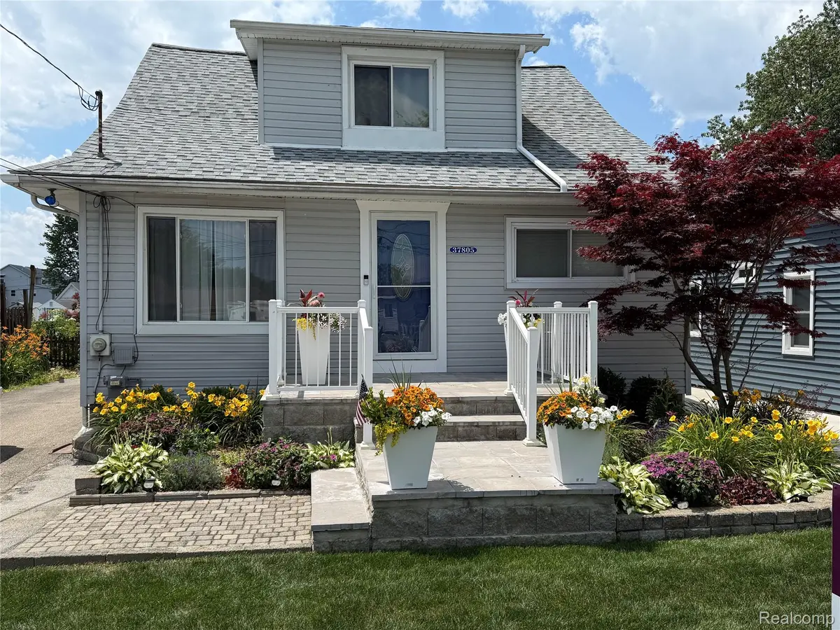 37805 Maplehill ST, Harrison Charter Township, MI 48045