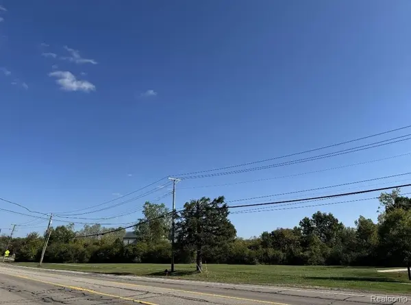 92 E Wattles RD, Troy, MI 48085