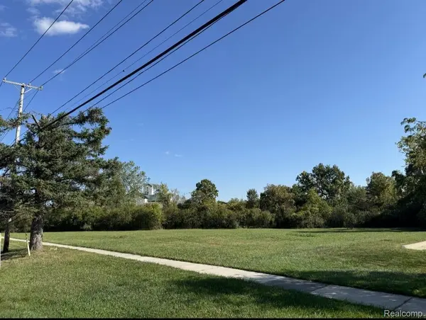 92 E Wattles RD, Troy, MI 48085