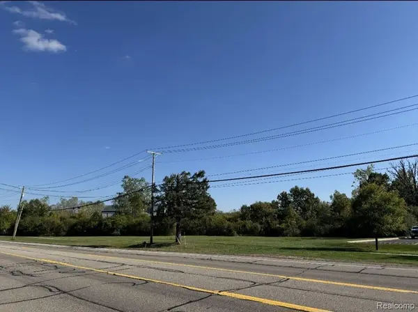 92 E Wattles RD, Troy, MI 48085