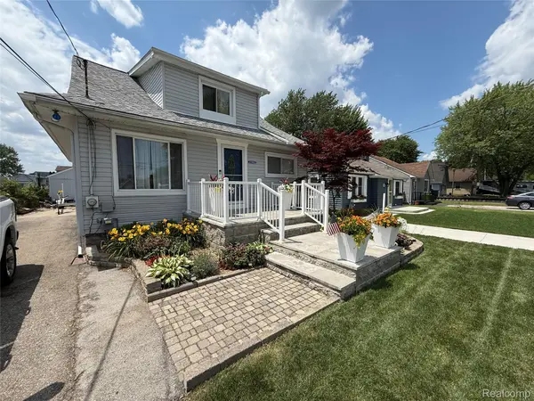 37805 Maplehill ST, Harrison Charter Township, MI 48045