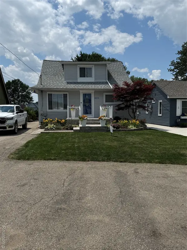 37805 Maplehill ST, Harrison Charter Township, MI 48045