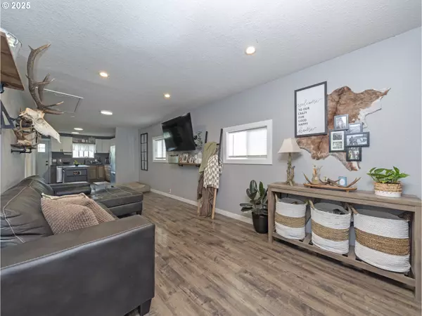 1142 CLATSOP ST, Vernonia, OR 97064